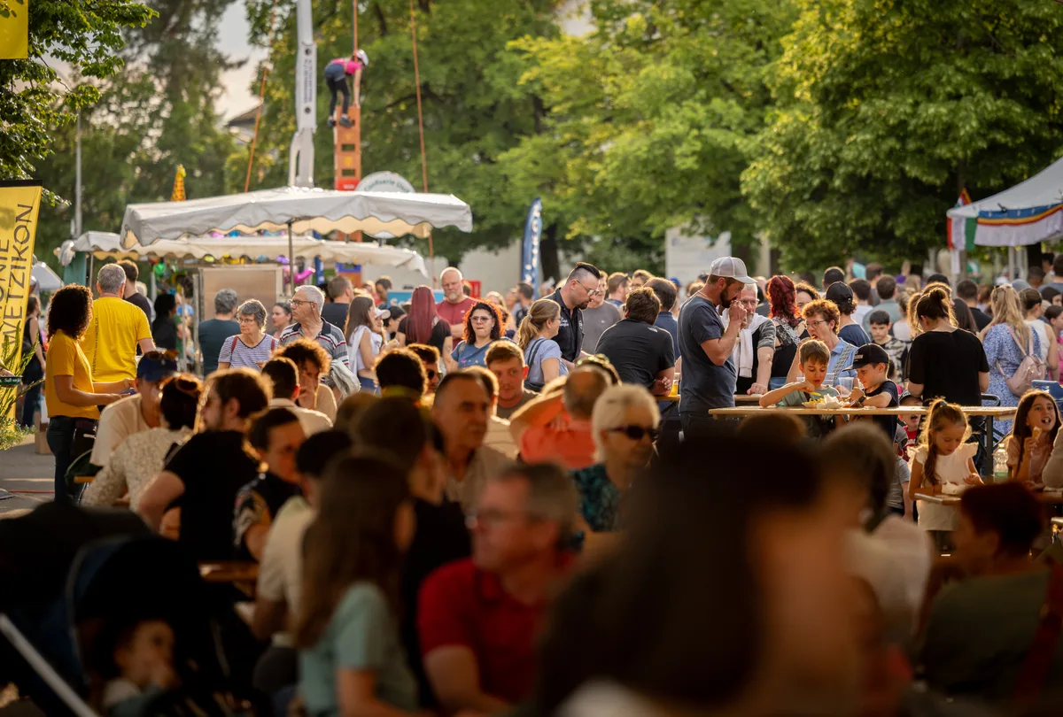 Während dreier Tage bot das Stadtfest Wetzikon im Jahr 2024 ein Programm für Gross und Klein. (Archiv) Impressionen vom Freitagabend des Stadtfests Wetzikon 2024.